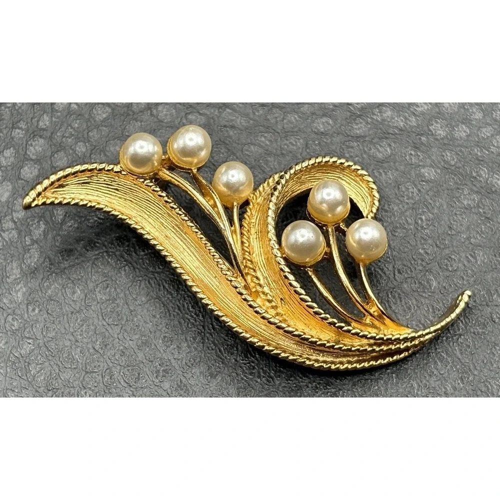 Napier Gold Tone Faux Pearl Leaf Brooch Pin Vintage 80s 90s